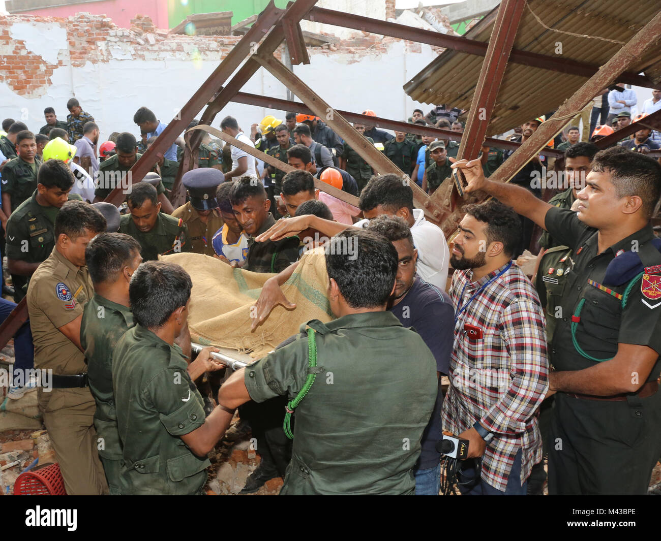 Colombo, Sri Lanka. El 14 de febrero, 2018. Personal del ejército de Sri Lanka, bomberos y trabajadores de rescate buscan supervivientes tras un edificio colapsara durante en Colombo el 14 de febrero de 2018 Crédito: Lahiru Harshana/Alamy Live News Foto de stock