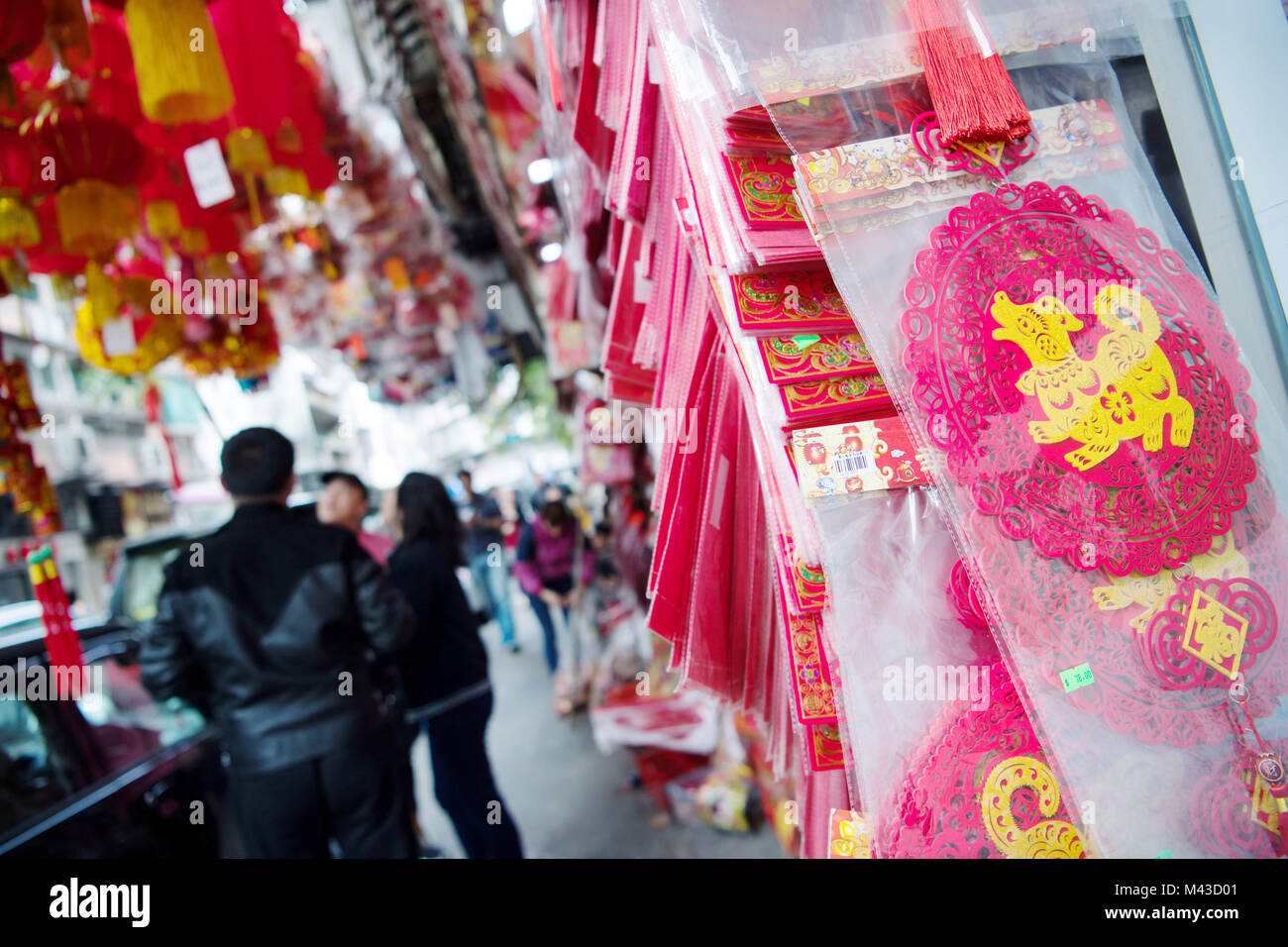 Macao, China. 14 Feb, 2018. Los ciudadanos comprar decoraciones en Macao,  en el sur de China, el 14 de febrero, 2018. Los ciudadanos hacen compras  Festival de Primavera para el próximo Año