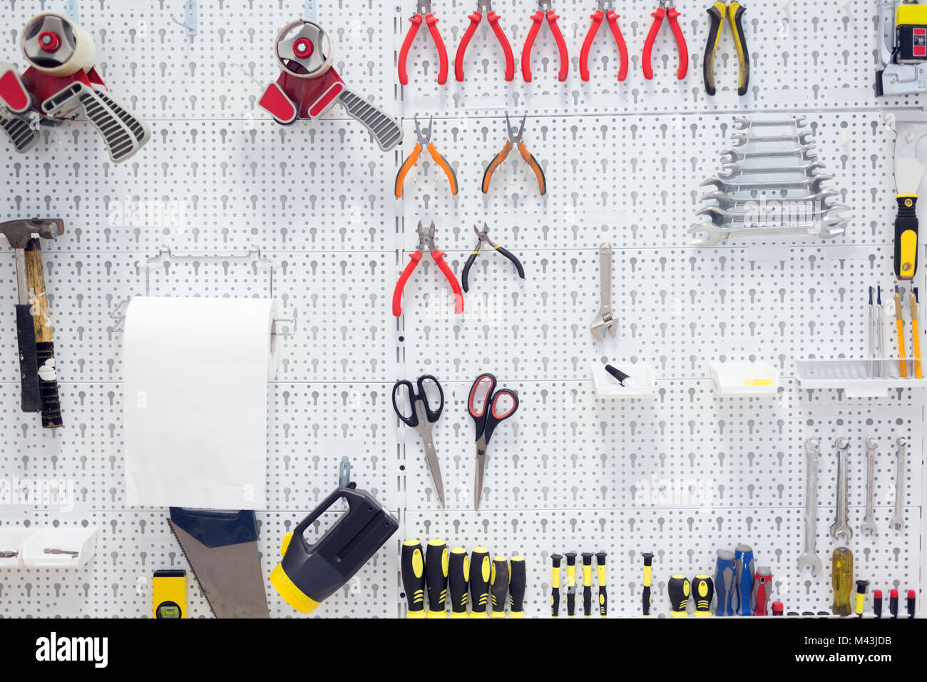 Imagen de herramientas de trabajo colgando a bordo Foto de stock