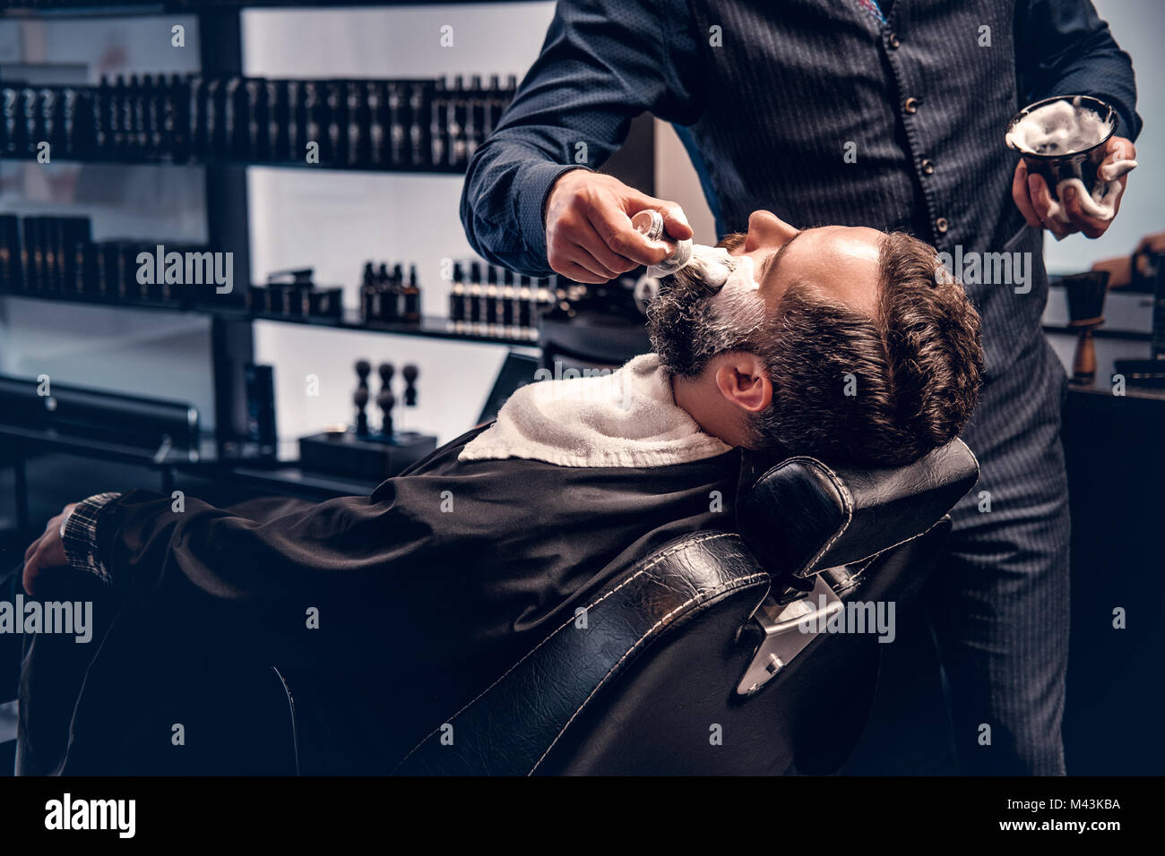 Barbero Aplica espuma de afeitar Foto de stock