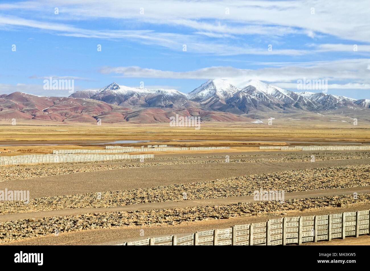 Protección contra el viento del Tíbet el ferrocarril en el Tíbet highland Foto de stock