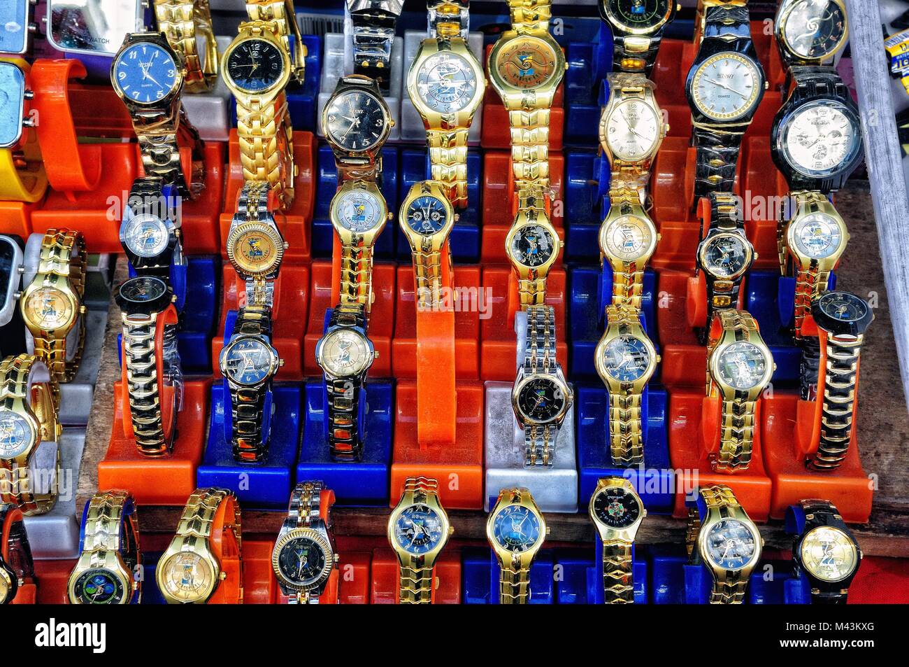Relojes imitación mercado chino en Lhasa, China Foto de stock