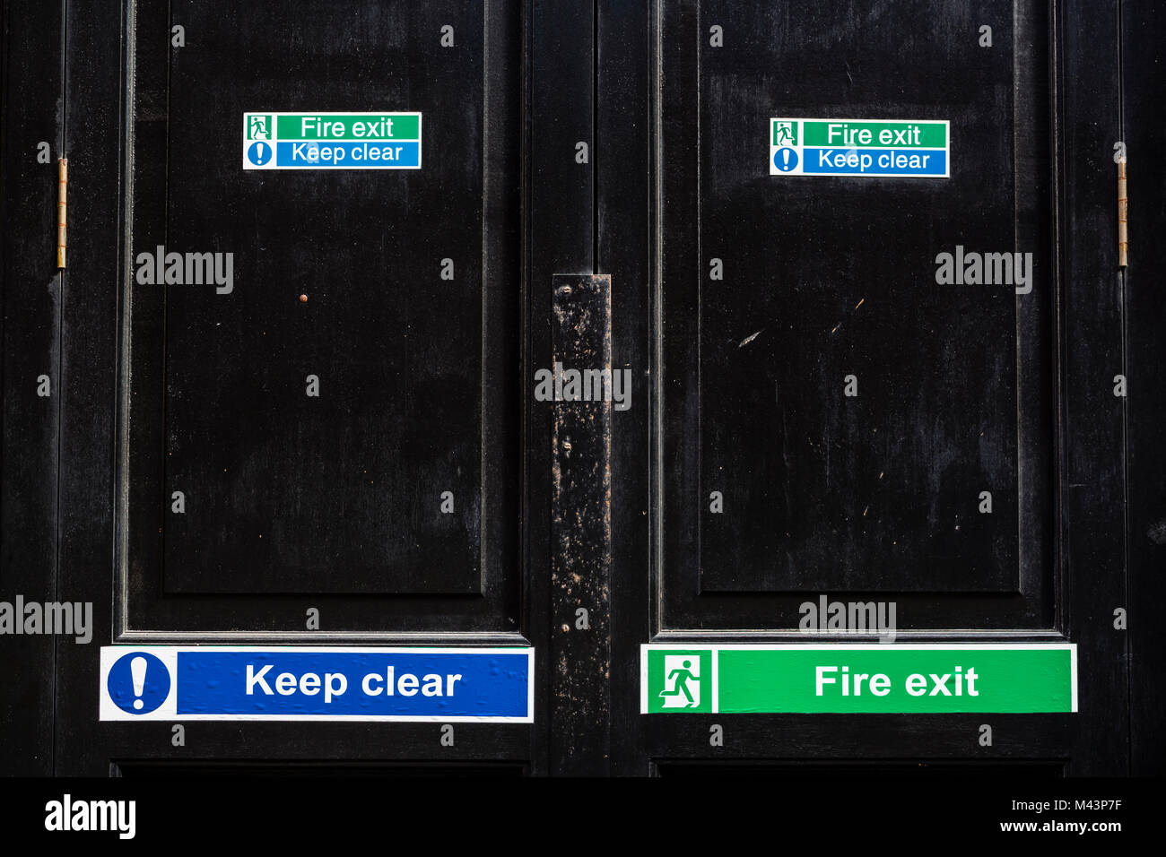 Puertas con señales de salida de incendios Foto de stock