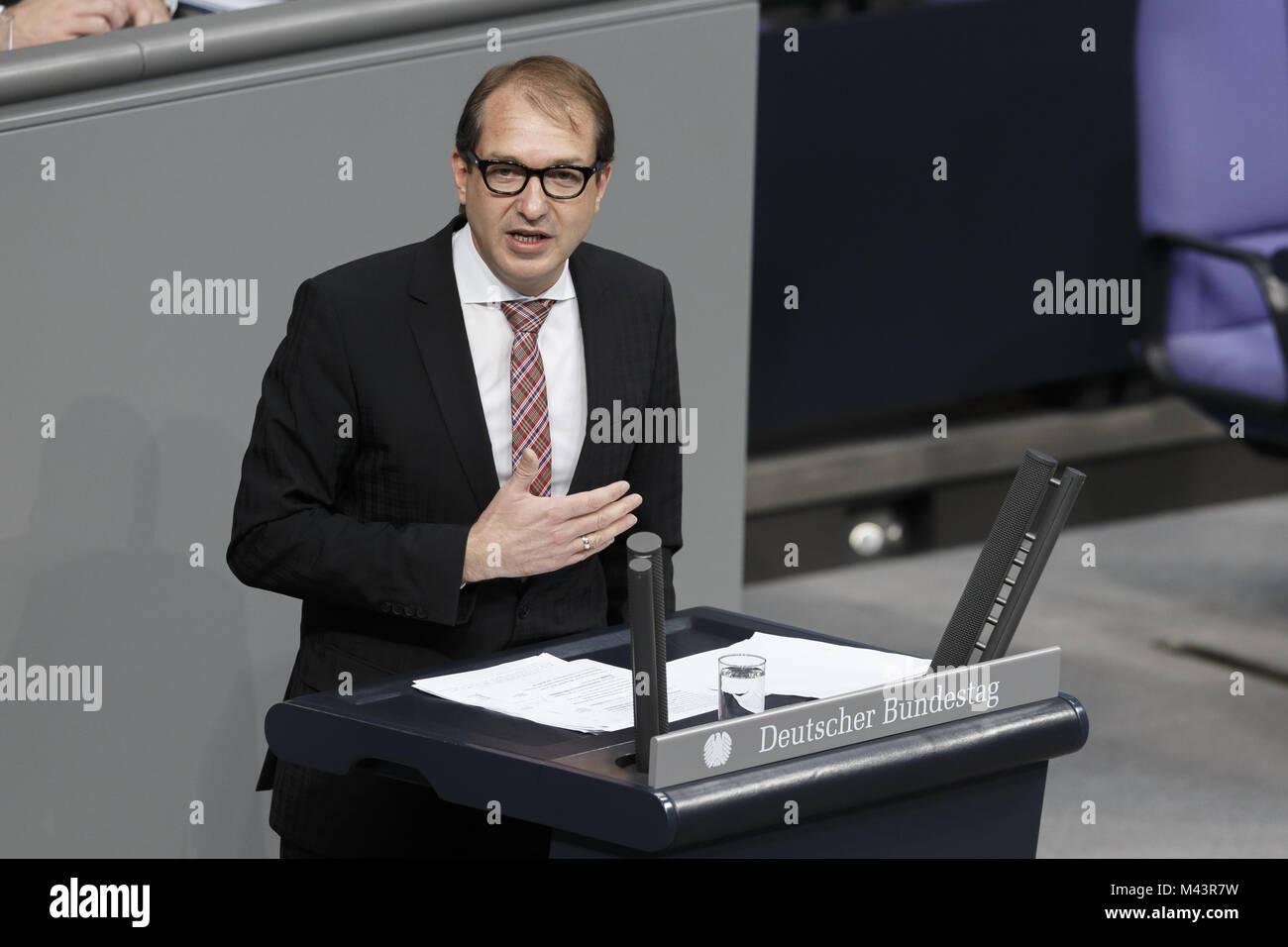 Entrega de una declaración gubernamental por parte de Merkel en el Bundestag Foto de stock