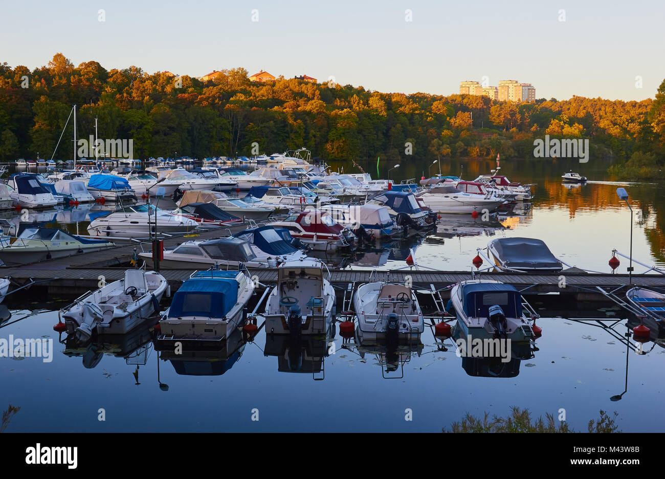 Barcos amarrados, Hammarby Sjostad, Hammarby Lago, Estocolmo, Suecia, Escandinavia. Foto de stock