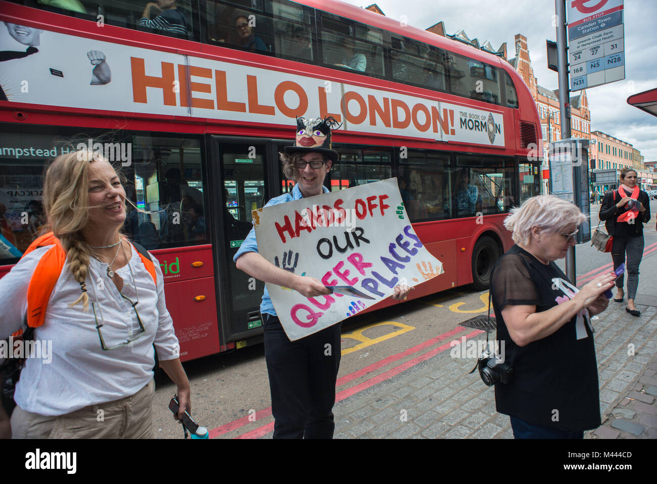 Londres, Reino Unido. Los manifestantes piden re-abrir el tapón negro, gay pub histórico en la ciudad de Camden. Foto de stock