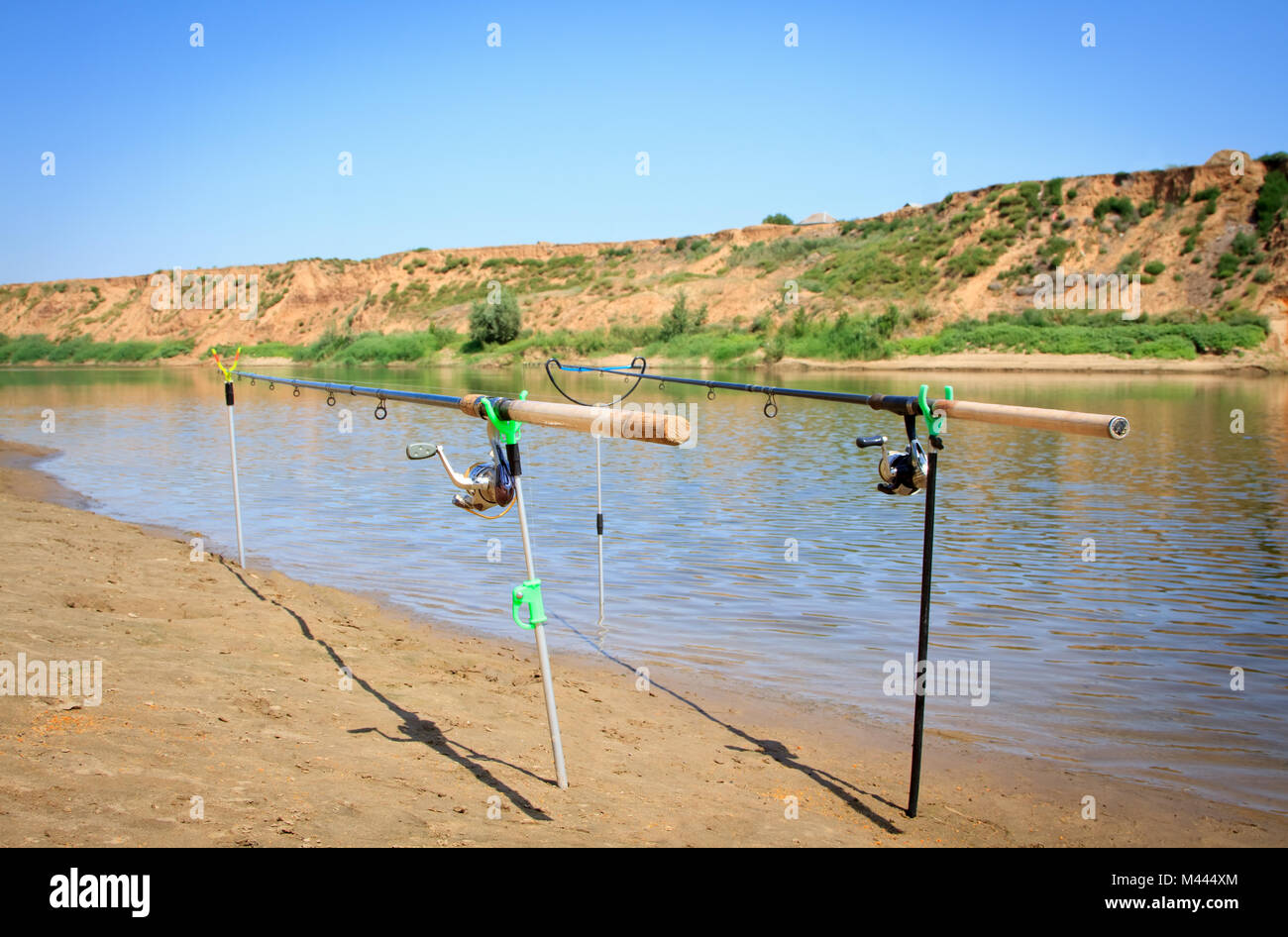 Equipo de pesca en cubierta con bonitas vistas del río Foto de stock