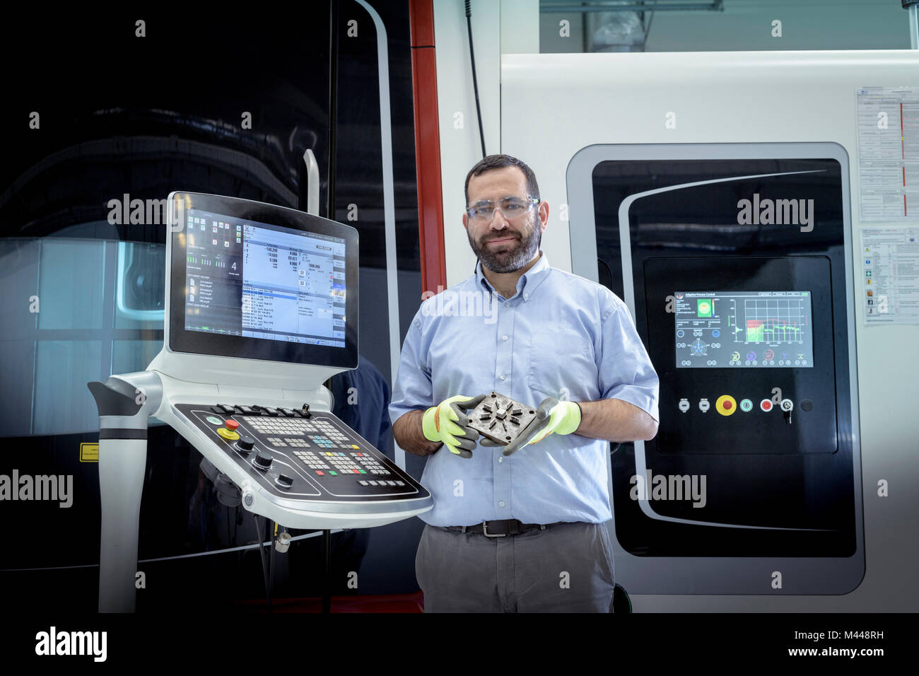 Retrato de operador con acero inoxidable de la impresora 3D de las instalaciones de investigación en el campo de la robótica Foto de stock