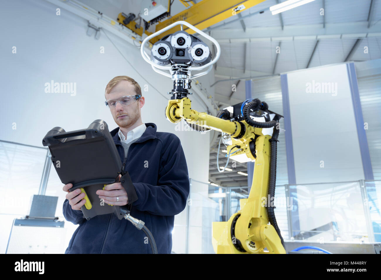Ingeniero en robótica robot programación centro de investigación Foto de stock