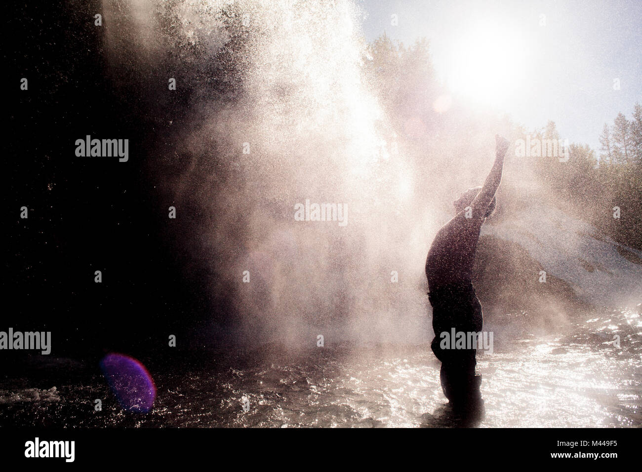 El hombre disfruta de cascada spray, Ural, Sverdlovsk, Rusia Foto de stock