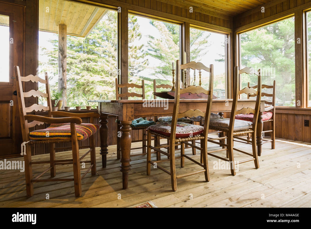 Mesa de comedor y sillas, suelos de madera tratada dentro de casa, Quebec,  Canadá Fotografía de stock - Alamy