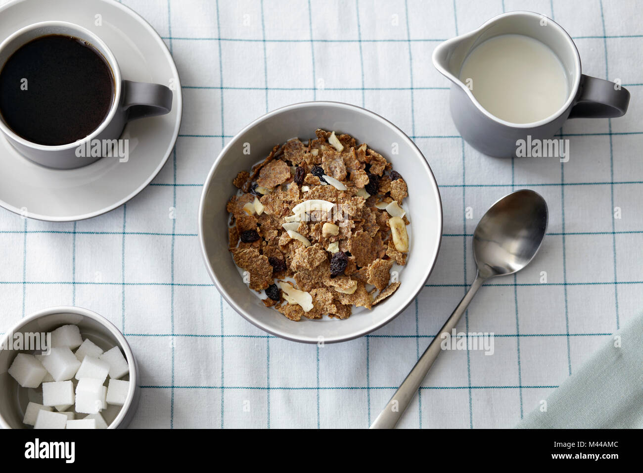 Cereales con frutos secos, el café y la jarra de leche, vista superior Foto de stock