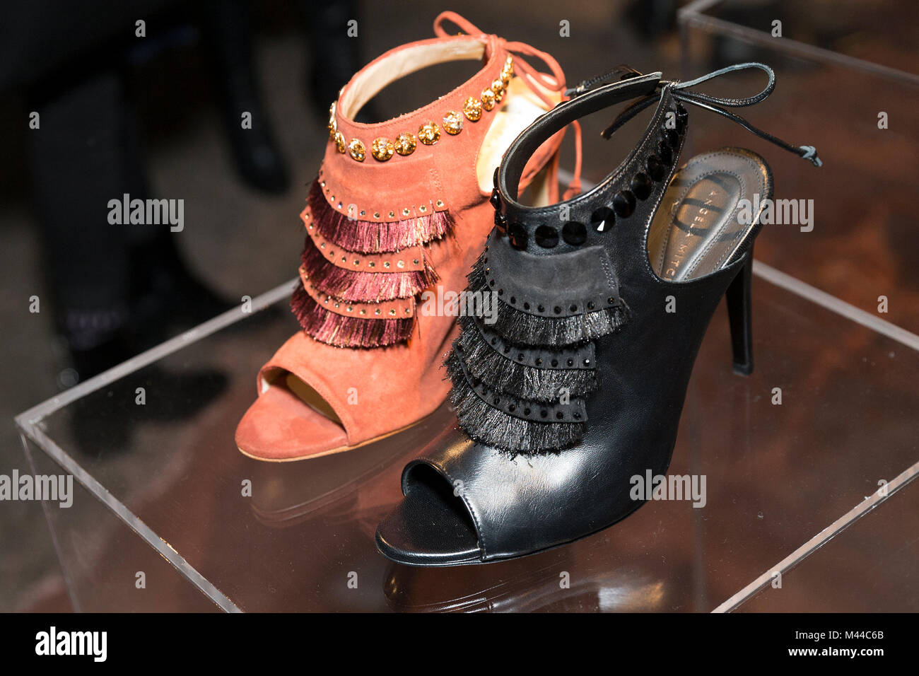 Nueva York, Estados Unidos. El 11 de 2018. Angela Mitchell zapatos por Krystal Lavoie & Marilyn Lavoie presentación durante el Otoño/Invierno 2018 La Semana de la Moda de Nueva York en