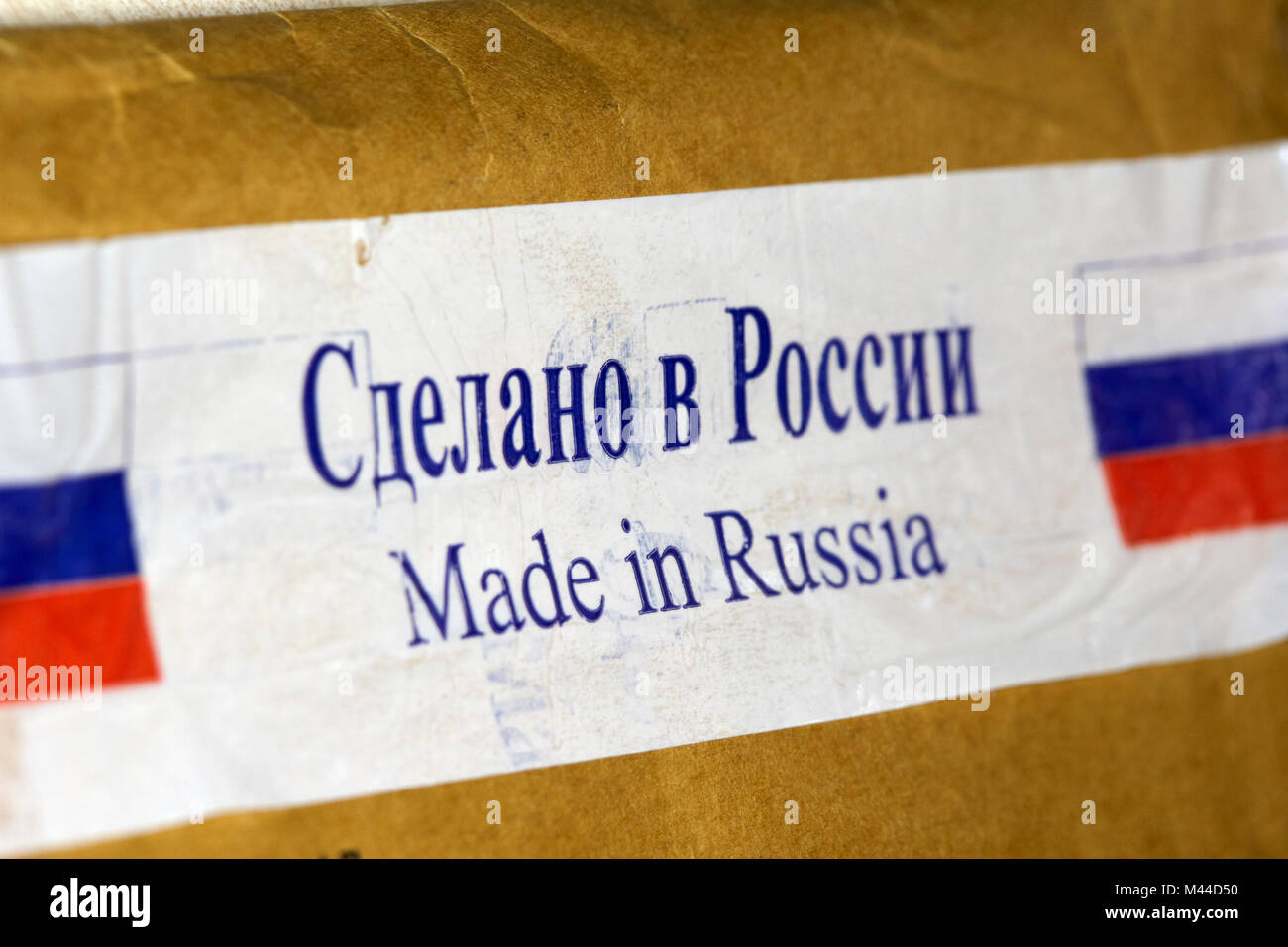 Fabricado en Rusia cinta en paquetes recibidos desde Rusia en cirílico y en inglés Foto de stock