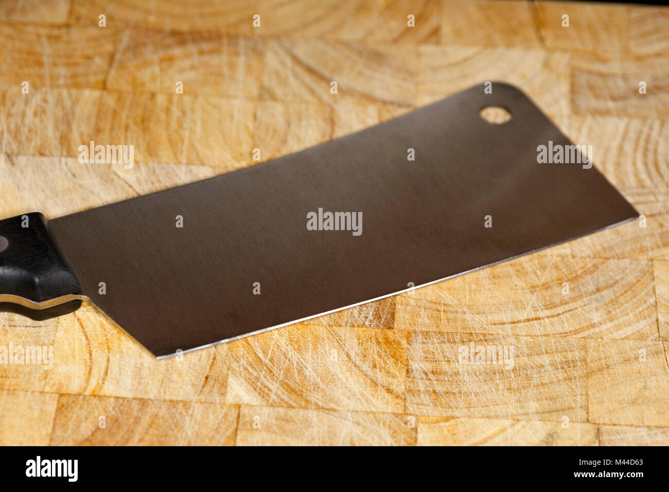 Cleaver cuchillo chino sentado en un bloque de carniceros de madera Foto de stock