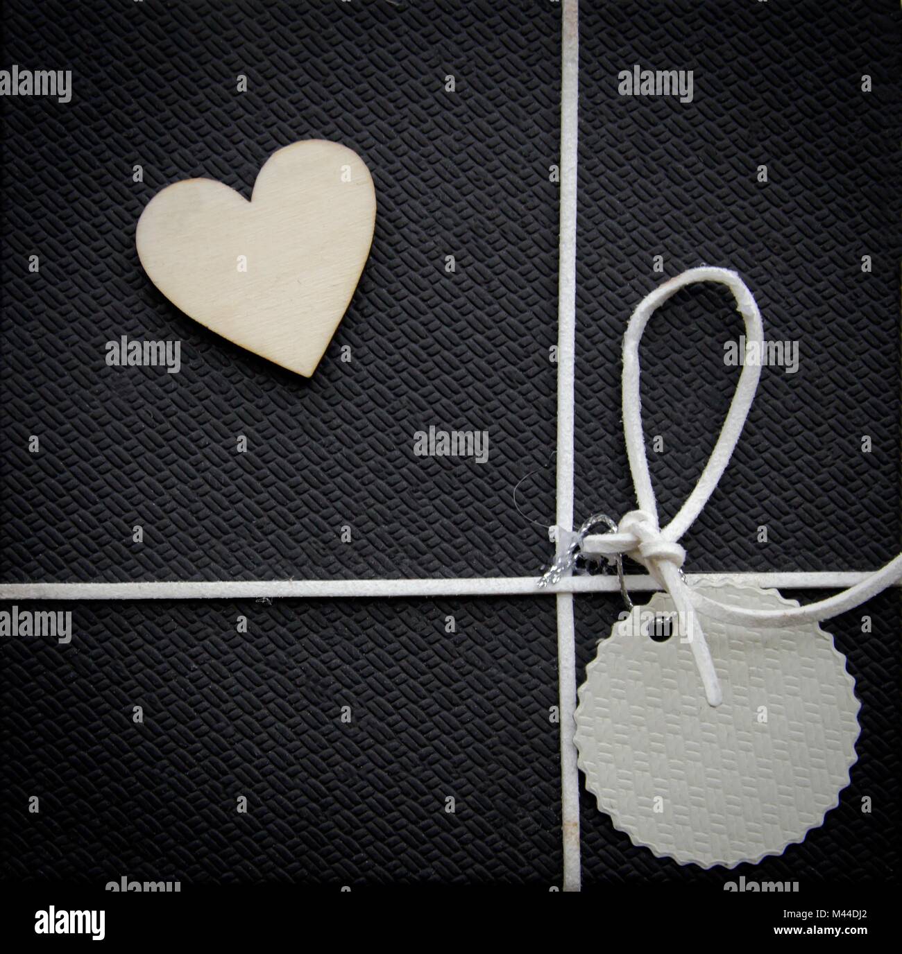 Tarjeta de felicitación de corazón y en color negro con textura de fondo, formato cuadrado Foto de stock