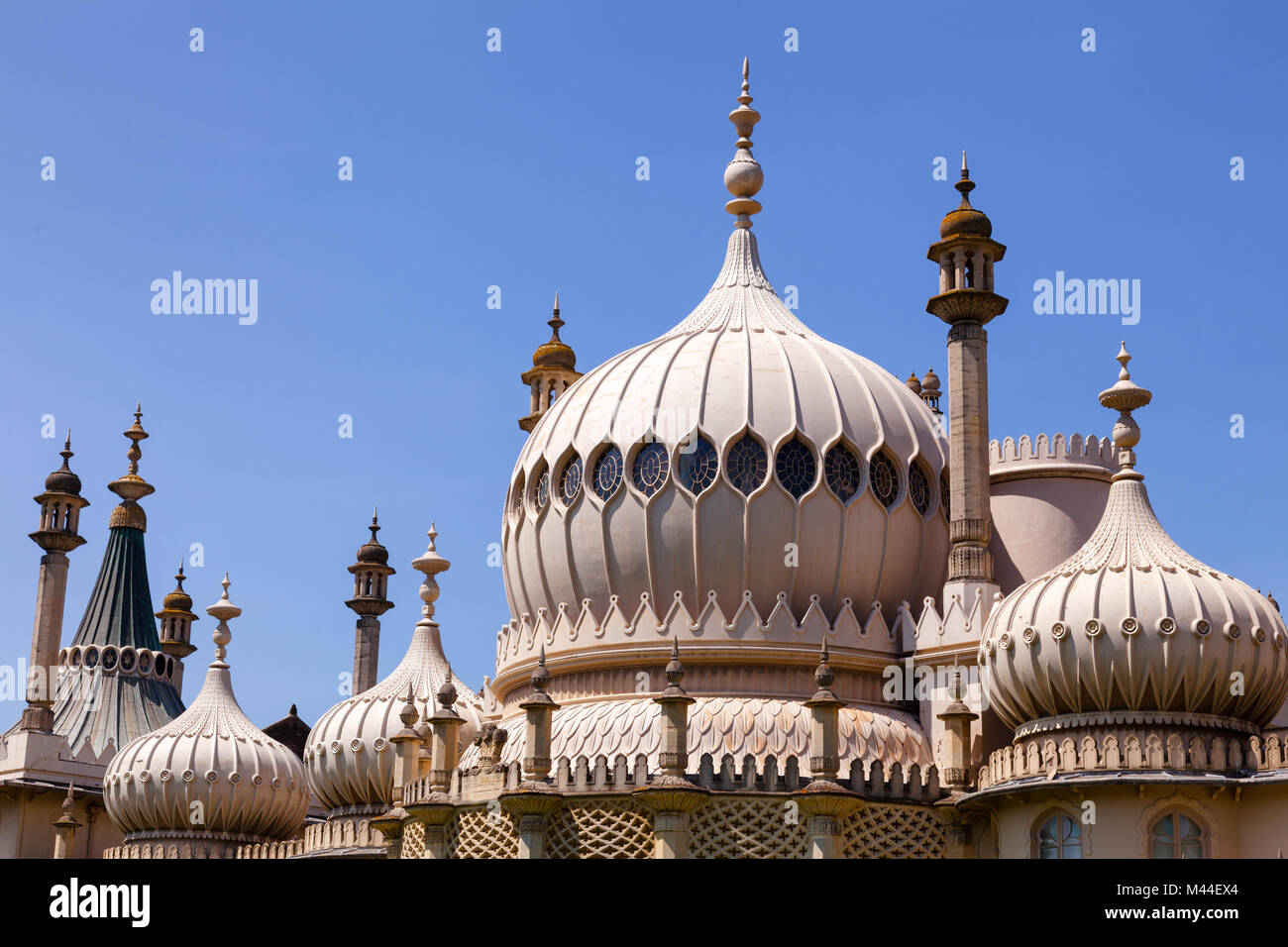 Cúpulas y minaretes de la Royal Pavilion (Pabellón de Brighton), antigua residencia real construida en el estilo de Indo-Saracenic en Brighton, East Sussex, al sur Foto de stock