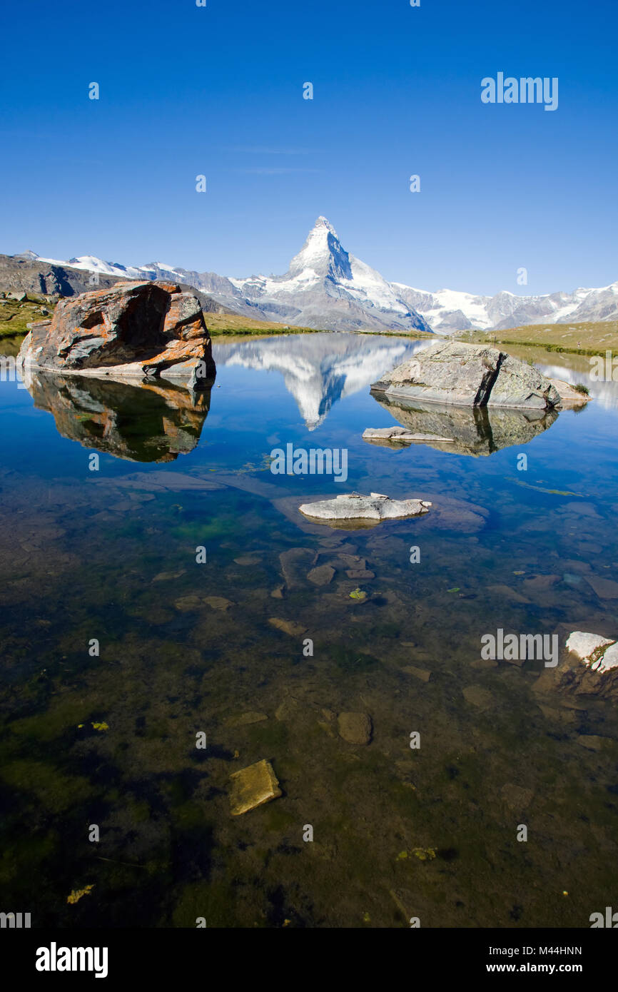 La Stelisee con el Matterhorn en la espalda Foto de stock