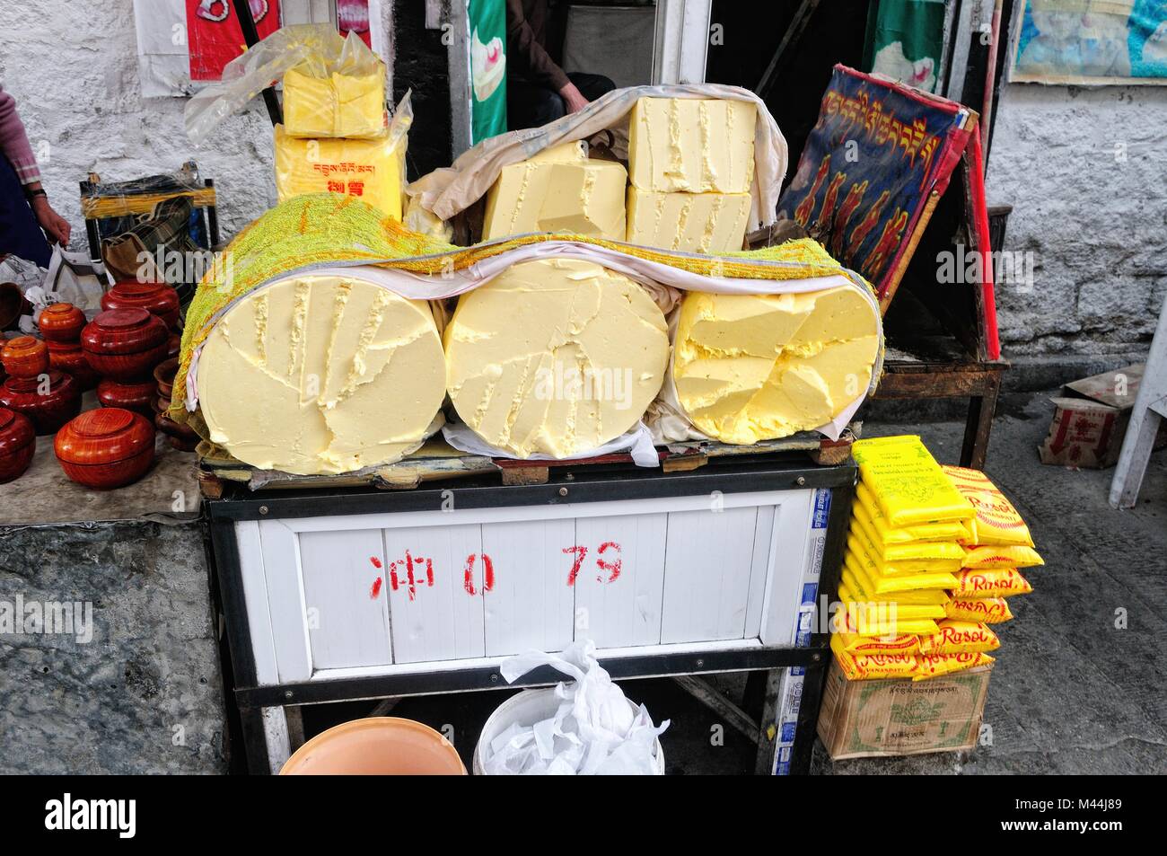 En el mercado de la mantequilla fresca en Lhasa, Tibet, China Foto de stock
