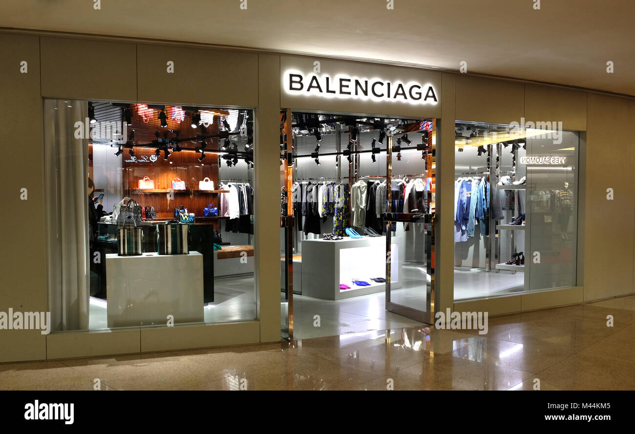 HONG KONG - Febrero 4, 2018: Balenciaga tienda en Hong Kong. Balenciaga es  un lujo europeo casa de moda fundada por Cristóbal Balenciaga Fotografía de  stock - Alamy