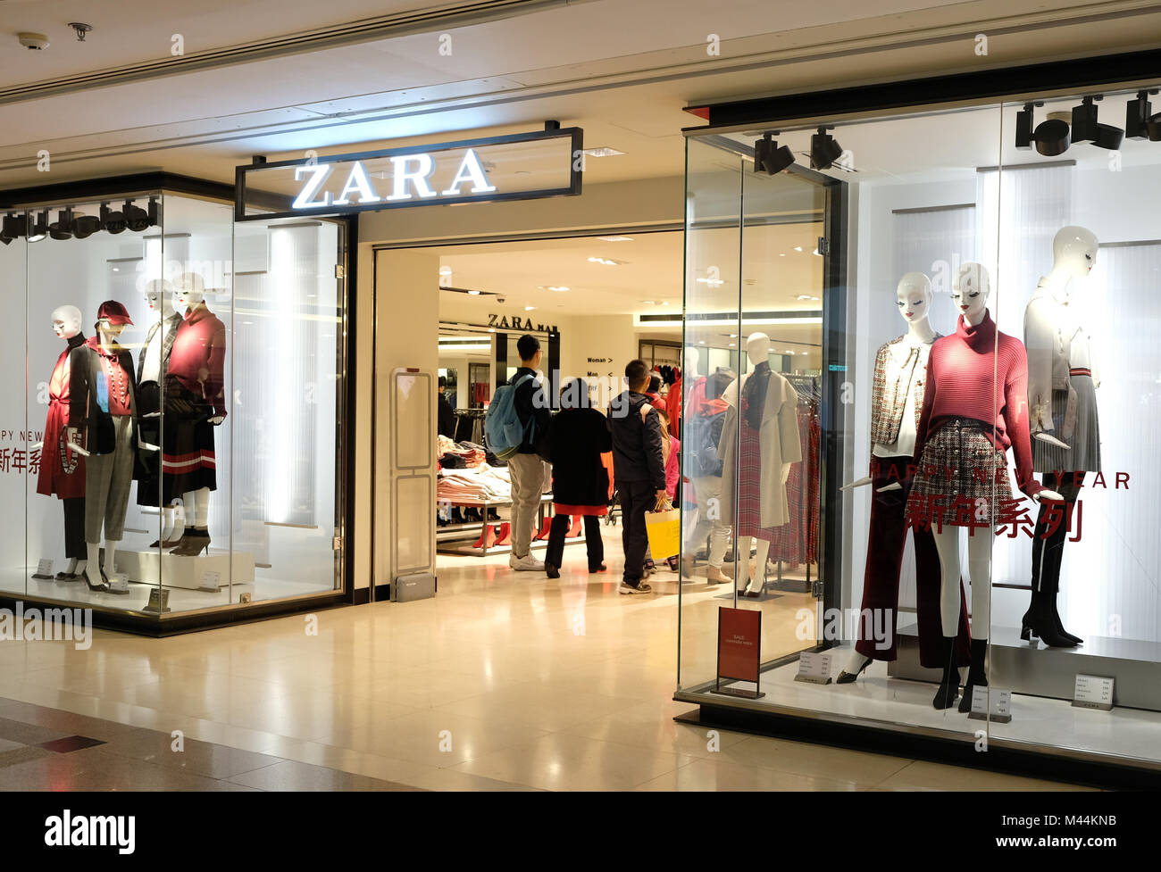 HONG KONG - Febrero 1, 2018: tienda de Zara en Hong Kong. Zara es una  tienda de ropa y accesorios en español con sede en Arteixo, en Galicia  Fotografía de stock - Alamy