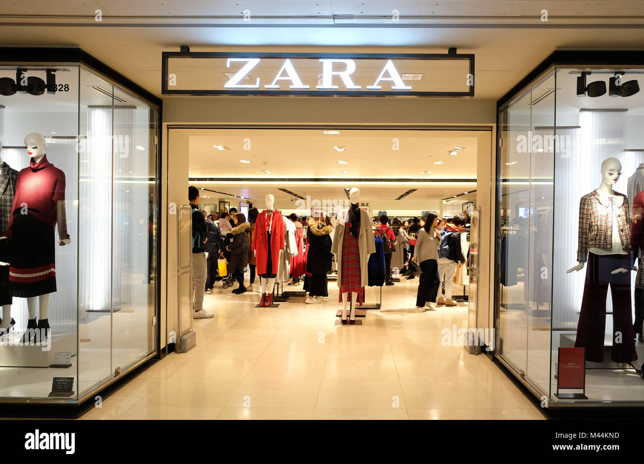HONG KONG - Febrero 1, 2018: tienda de Zara en Hong Kong. Zara es una  tienda de ropa y accesorios en español con sede en Arteixo, en Galicia  Fotografía de stock - Alamy