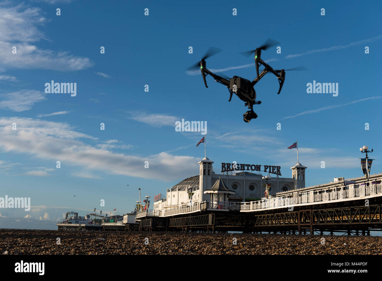 Drone volando en lugar público Foto de stock