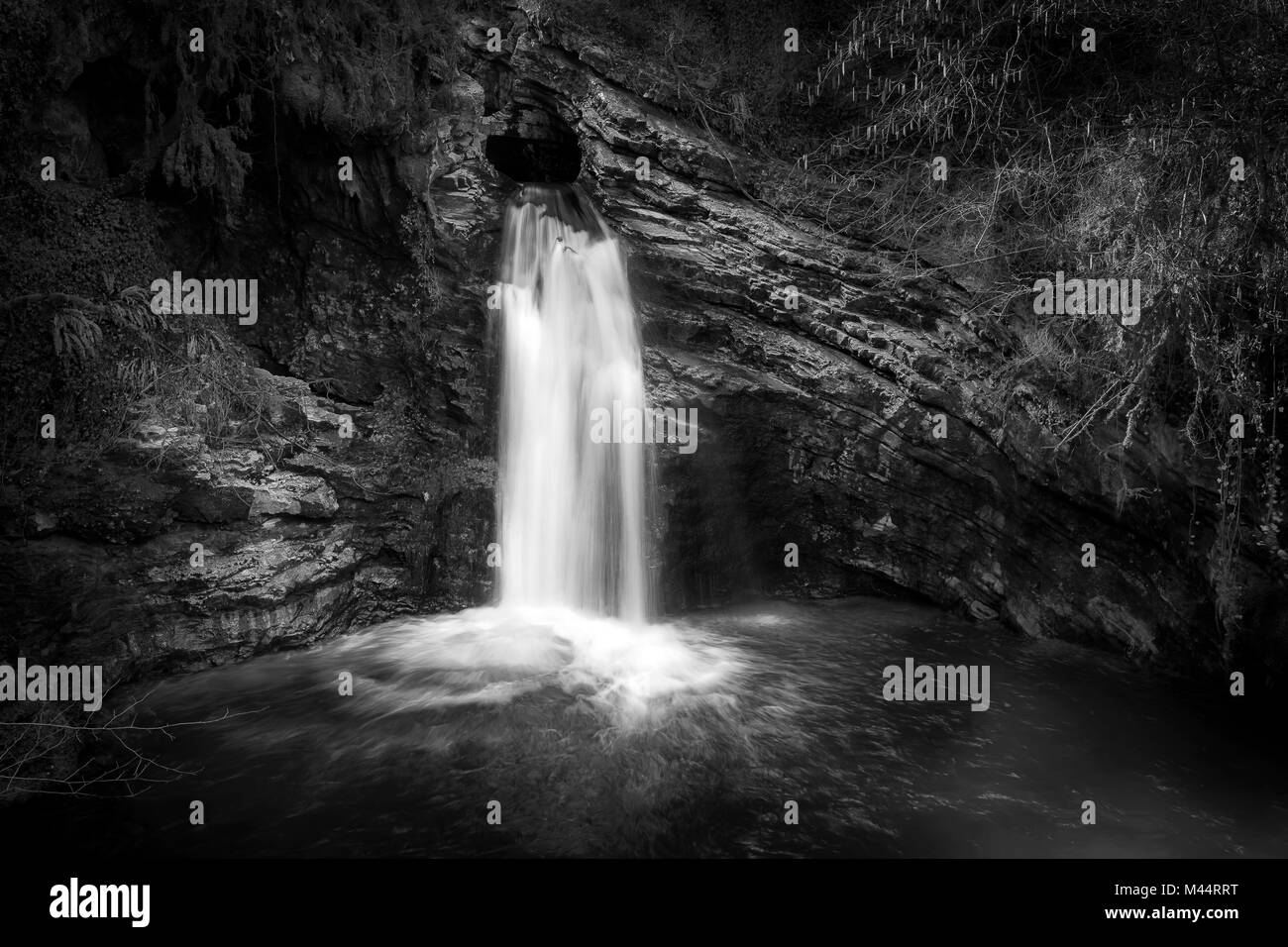 Fontana de cascada, esta cascada se encuentra en el municipio de TREVI NEL LAZIO, en la provincia de Frosinone. El agua cae desde arriba a través de un orificio Foto de stock