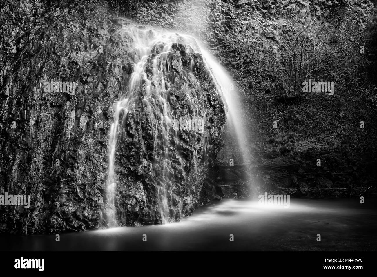 Cascada del Moro, esta cascada se encuentra en el municipio de Castel Giuliano, en la provincia de Roma. El agua cae desde arriba en la roca, Foto de stock