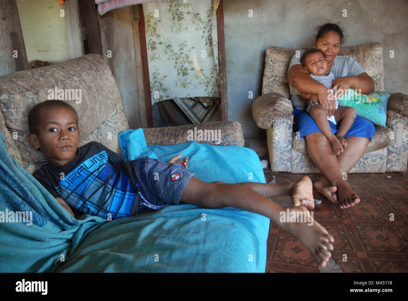 Una madre y sus dos hijos pequeños en casa, Rakiraki, Fiji. Foto de stock