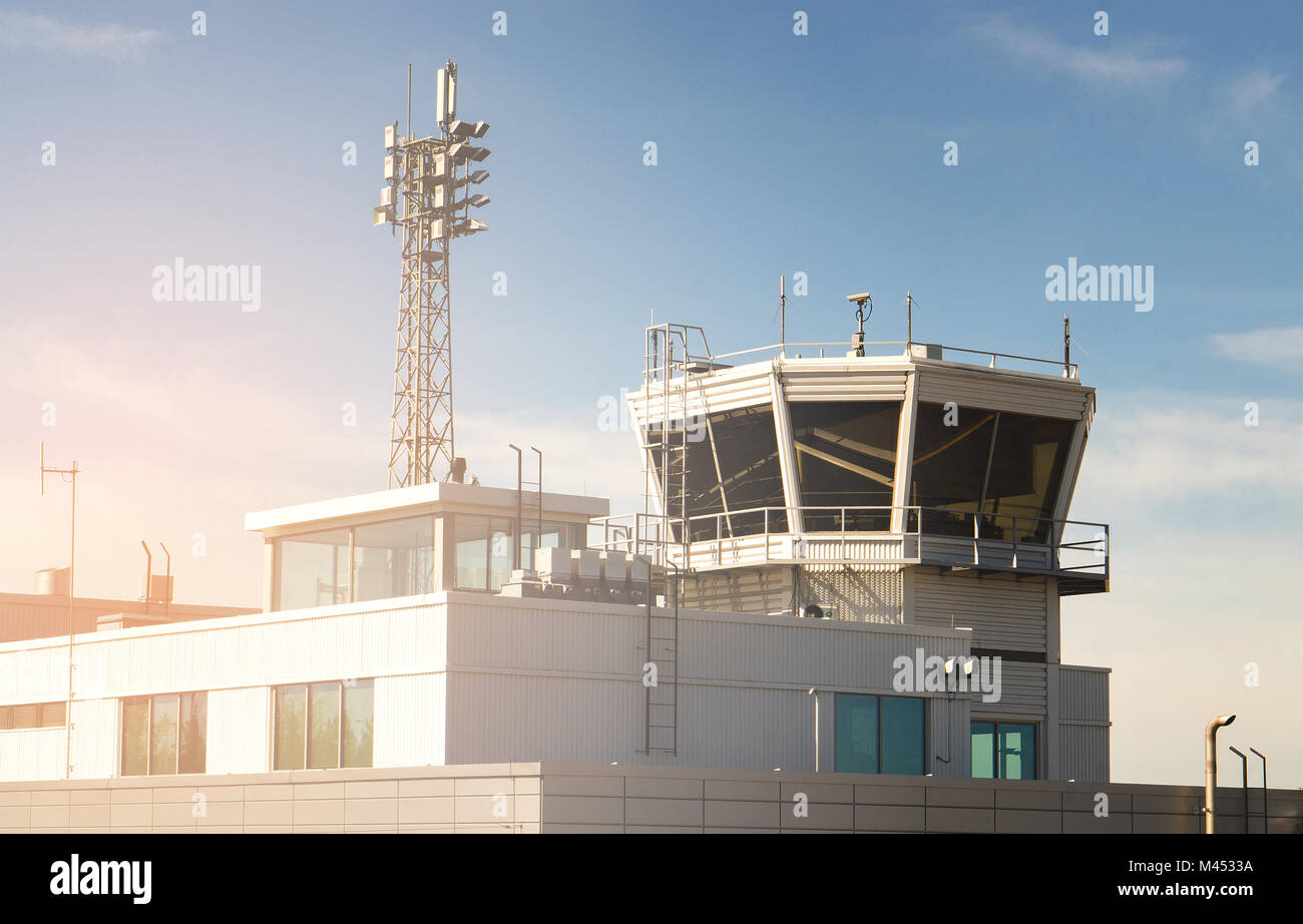 Edificio de control del tráfico aéreo y de la torre en un pequeño aeropuerto. Antiguo filtro retro vintage y mirar. Foto de stock
