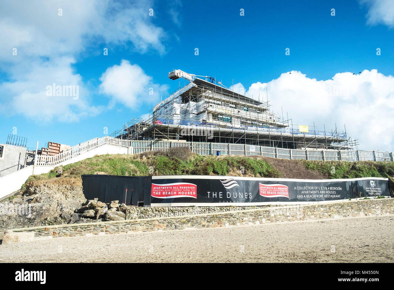 Nuevos apartamentos están construidos en Perranporth Beach en Cornualles, Reino Unido. Foto de stock