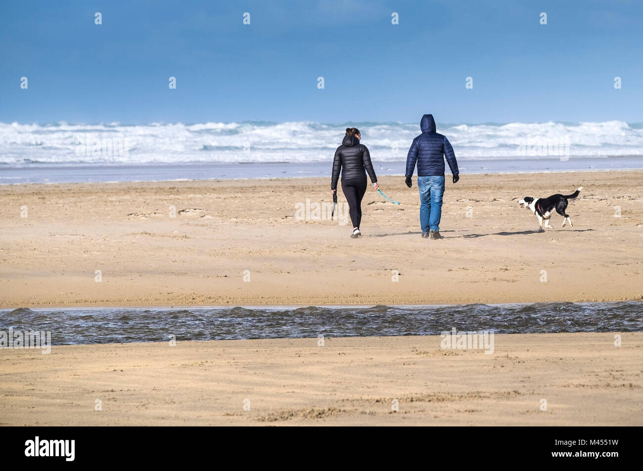 La gente caminando a su perro en Perranporth playa de Cornwall. Foto de stock