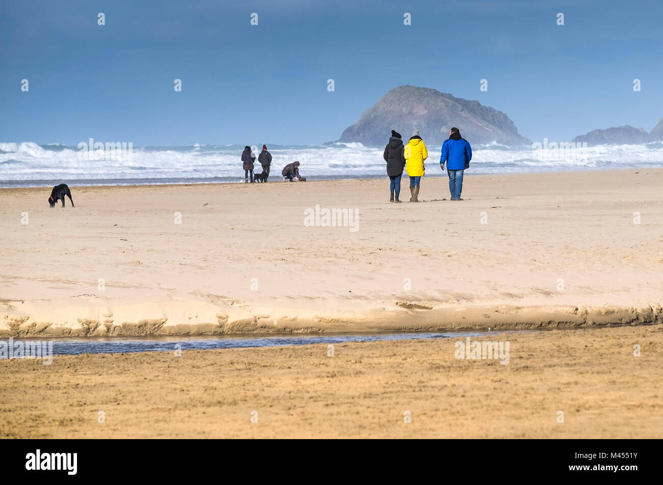 La gente caminando en Perranporth Beach en Cornualles, Reino Unido. Foto de stock