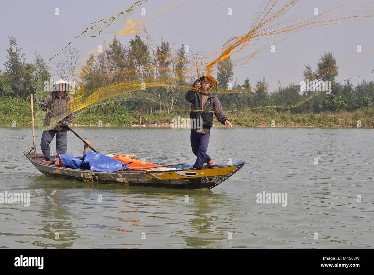 La pesca tradicional en el río Thu Bon, HOI AN, Vietnam Fotografía de stock  - Alamy