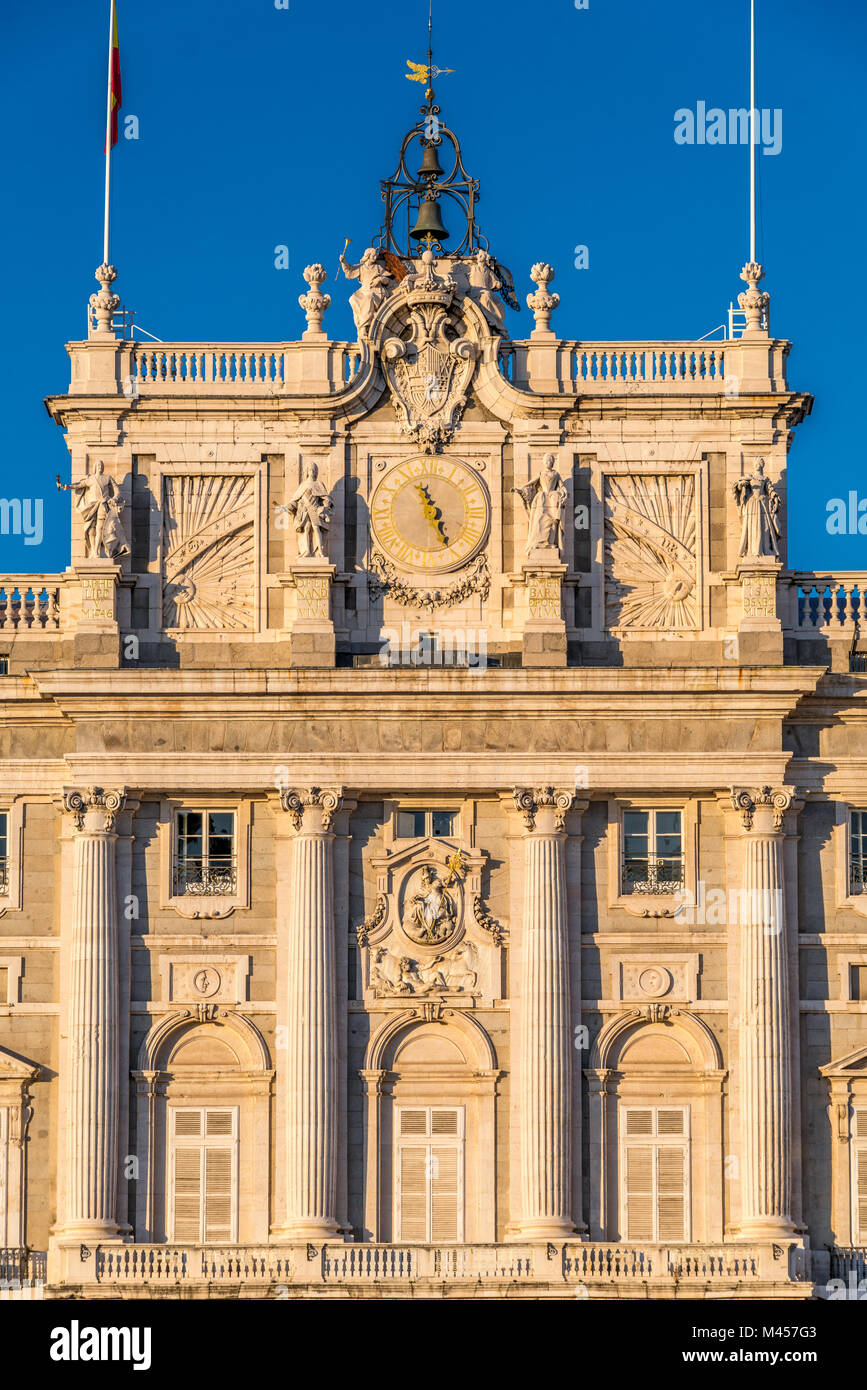 Escudo heráldico, reloj y campanas detalle del Palacio Real de Madrid, España desde la Plaza de la Armería, square Foto de stock