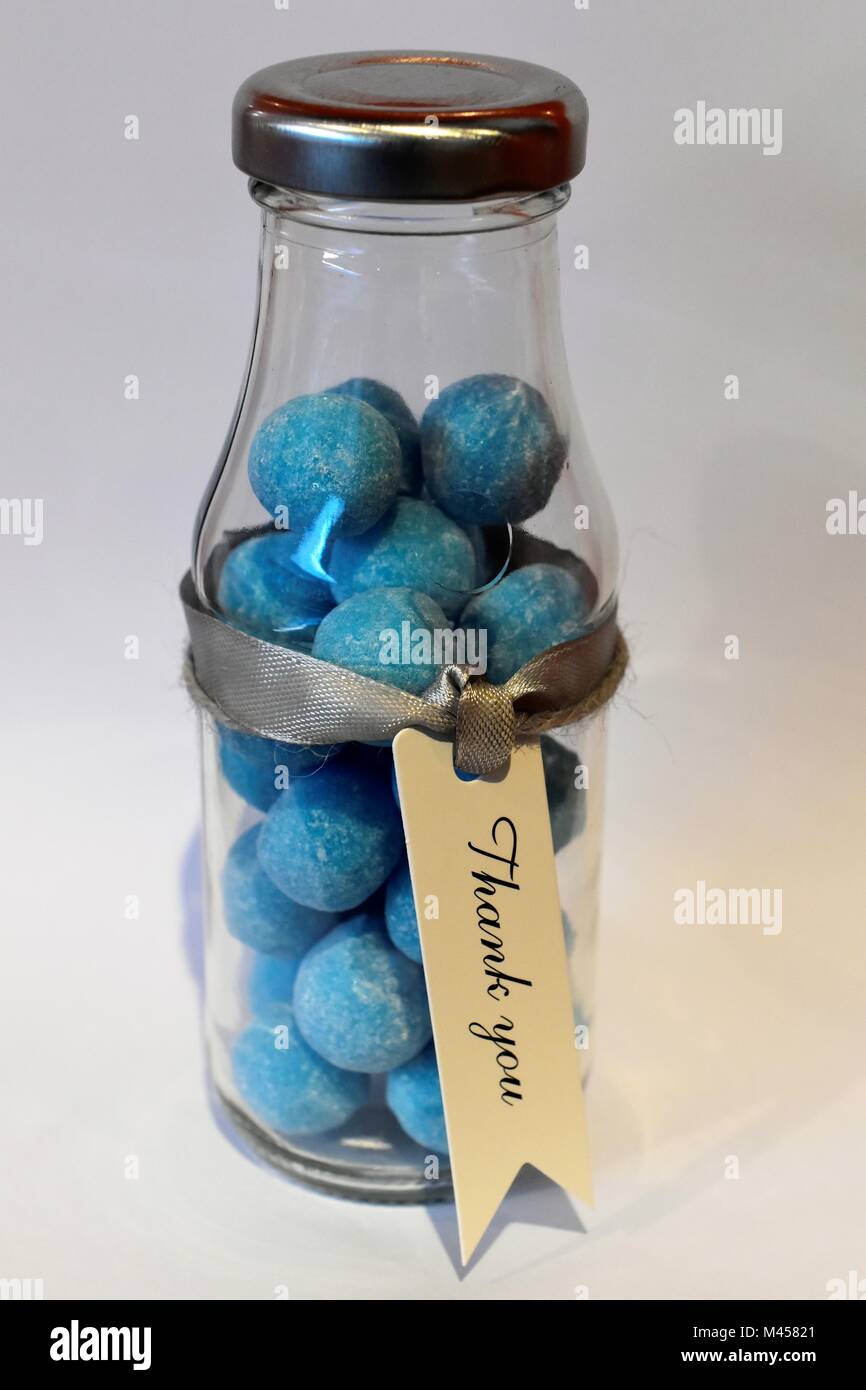 Los dulces en recipientes de vidrio / botellas/recuerdos de boda Fotografía  de stock - Alamy