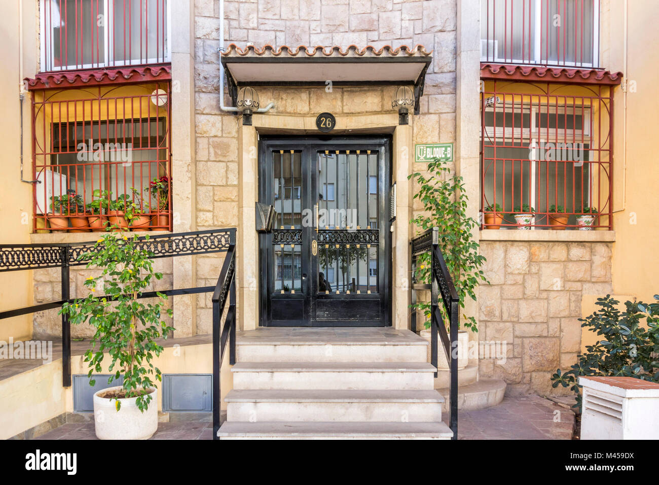 Detalle de la arquitectura de los edificios residenciales Grupo las Torres por Vicente Vives Llorca,movimiento moderno estilo,Castellon,España. Foto de stock