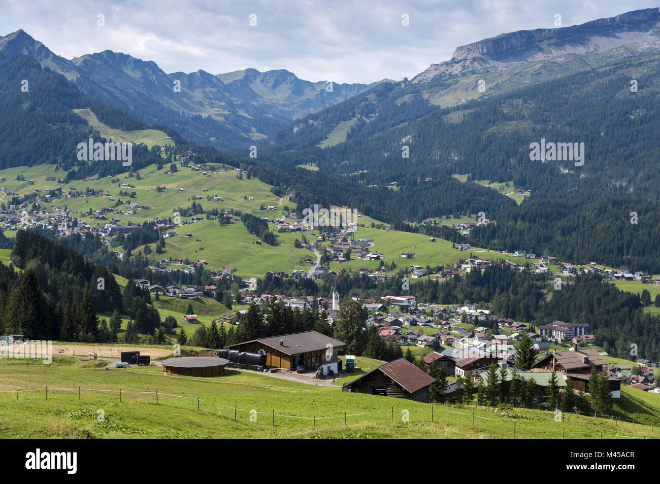 Con vistas a la aldea de Riezlern Kleinwalsertal Foto de stock