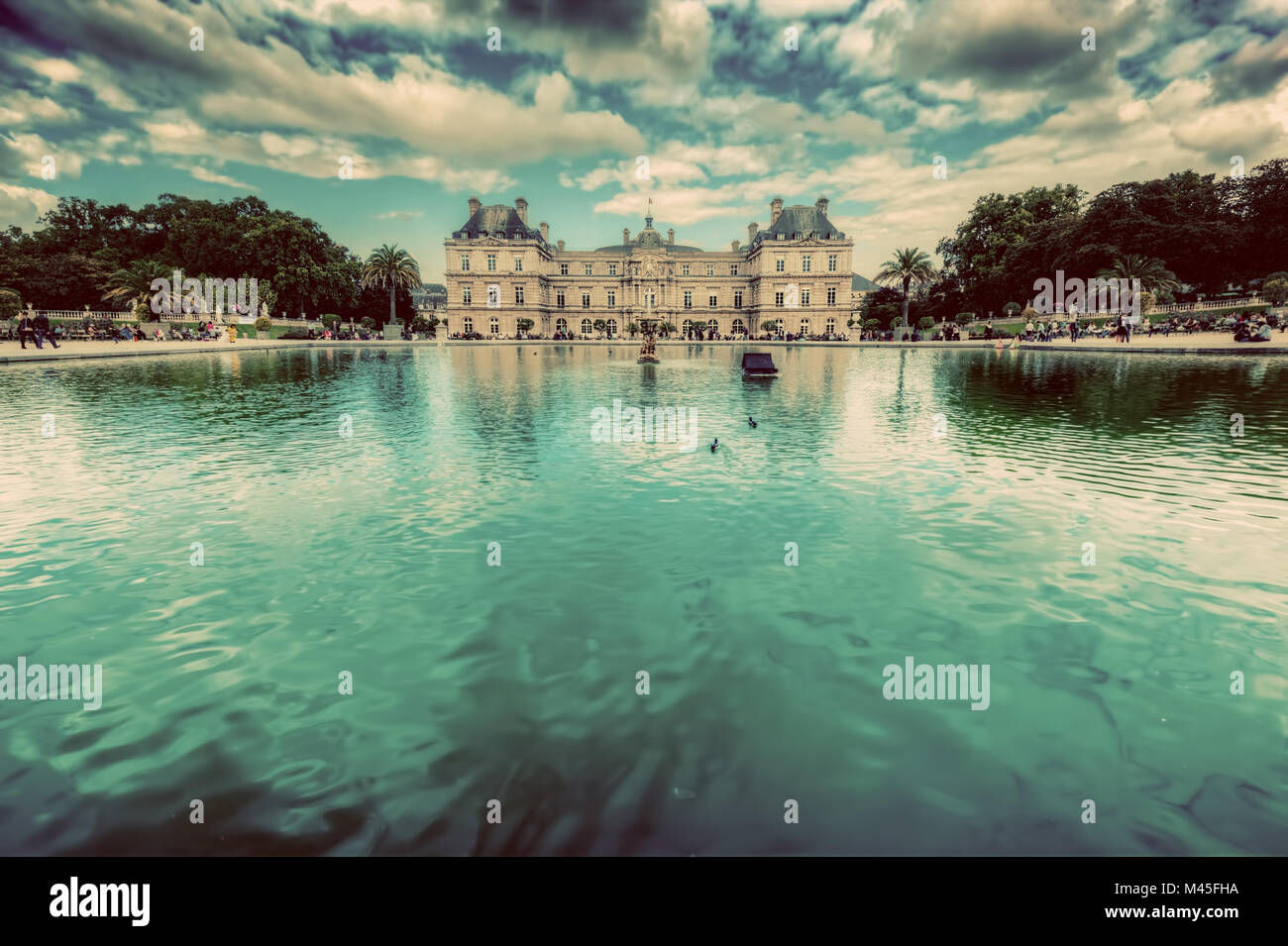 El Palacio de Luxemburgo en los Jardines de Luxemburgo en París, Francia. Foto de stock
