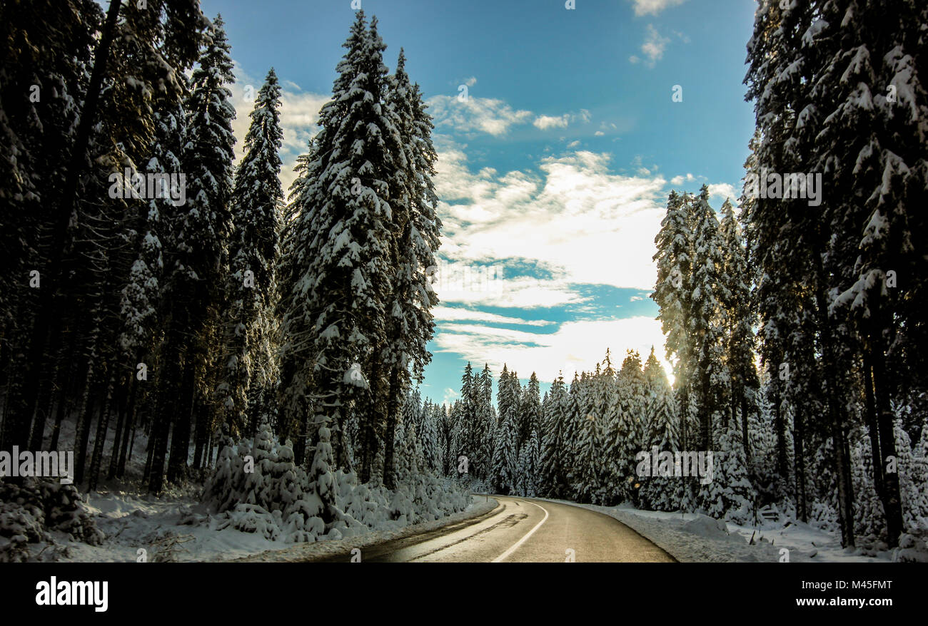 Una magnífica vista de la interminable carretera con un idilio de invierno.. Foto de stock
