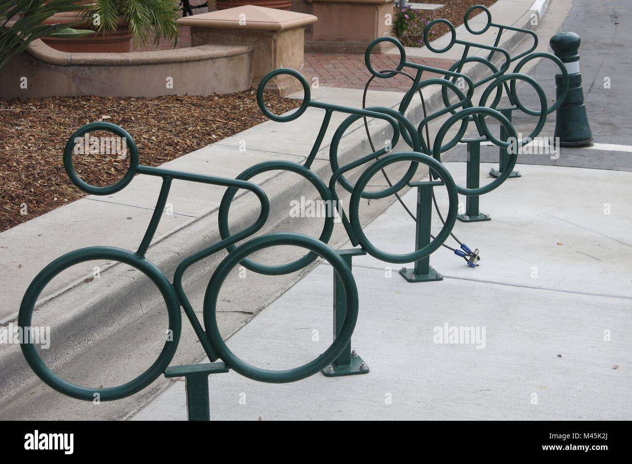 Aparcamientos de bicicletas agregar al mobiliario urbano en la Isla de Coronado, San Diego Foto de stock