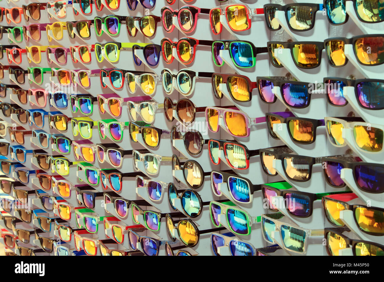 Muchas gafas de sol en la venta Fotografía de stock - Alamy