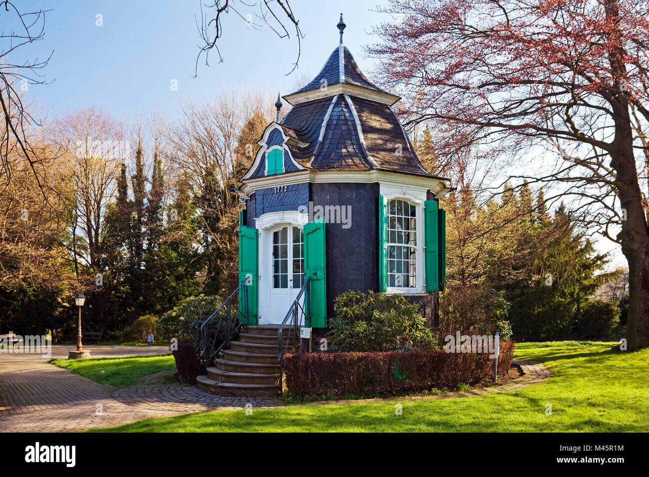 Rococó histórica casa jardín en el parque municipal,Radevormwald,Bergisches Land, Renania del Norte-Westfalia, Alemania Foto de stock
