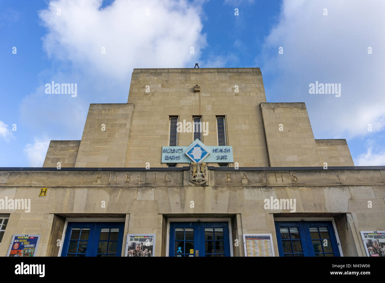 La fachada de estilo Art Deco de los montajes de los baños, Northampton, Reino Unido; reconocido por Inglaterra histórica como un buen ejemplo de un movimiento moderno piscina Foto de stock