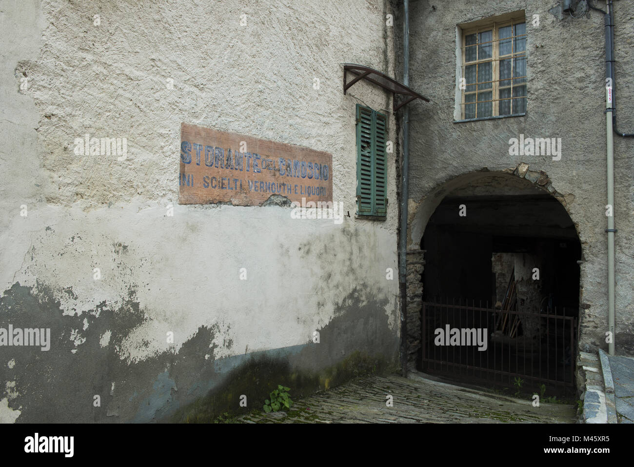 Rótulo publicitario en una vieja casa en el Piemont Foto de stock