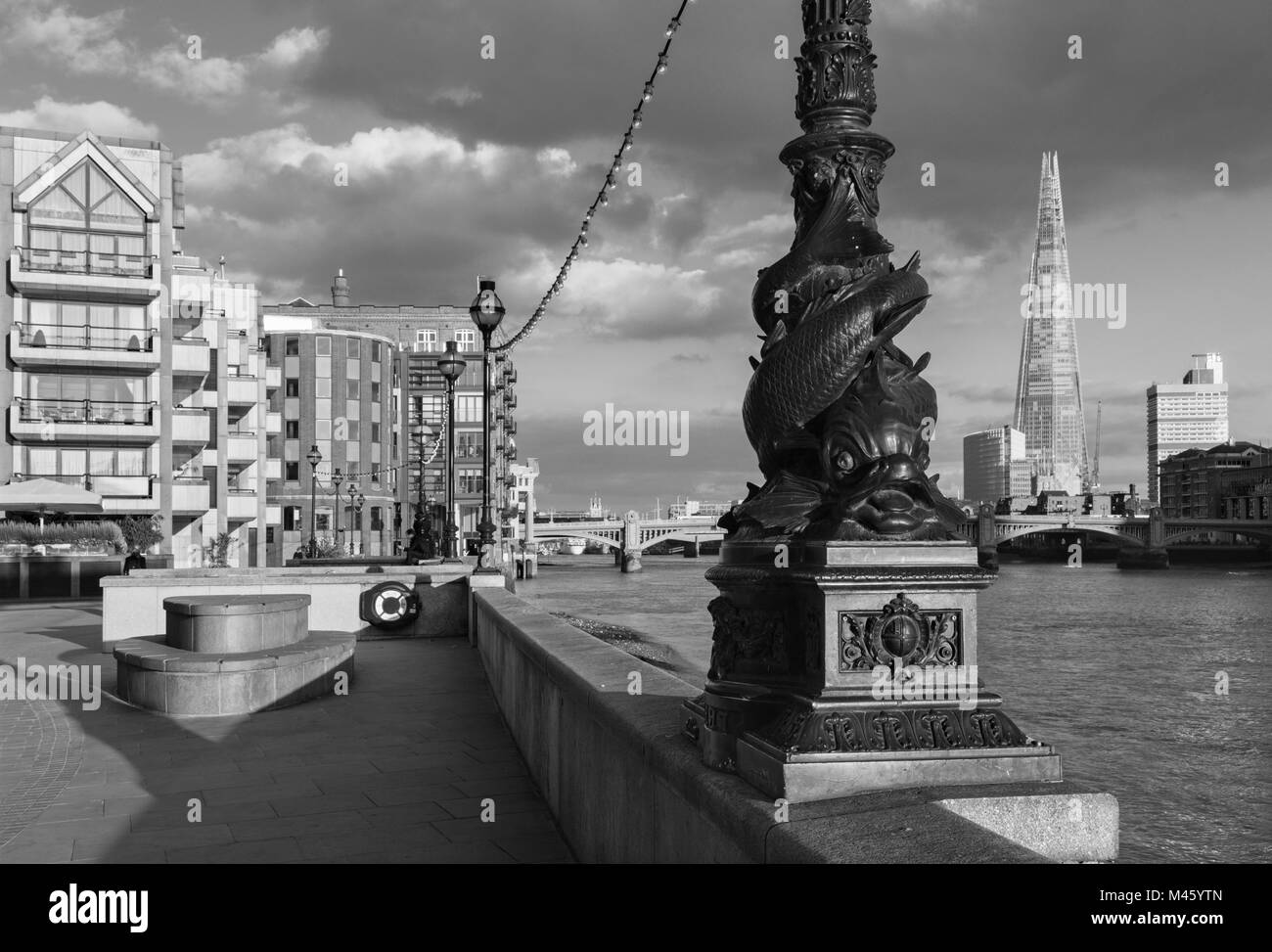 Londres, Gran Bretaña - Septiembre 19, 2017: El candelabro de Thames promenade, el puente Millennium y Shard en luz del atardecer. Foto de stock