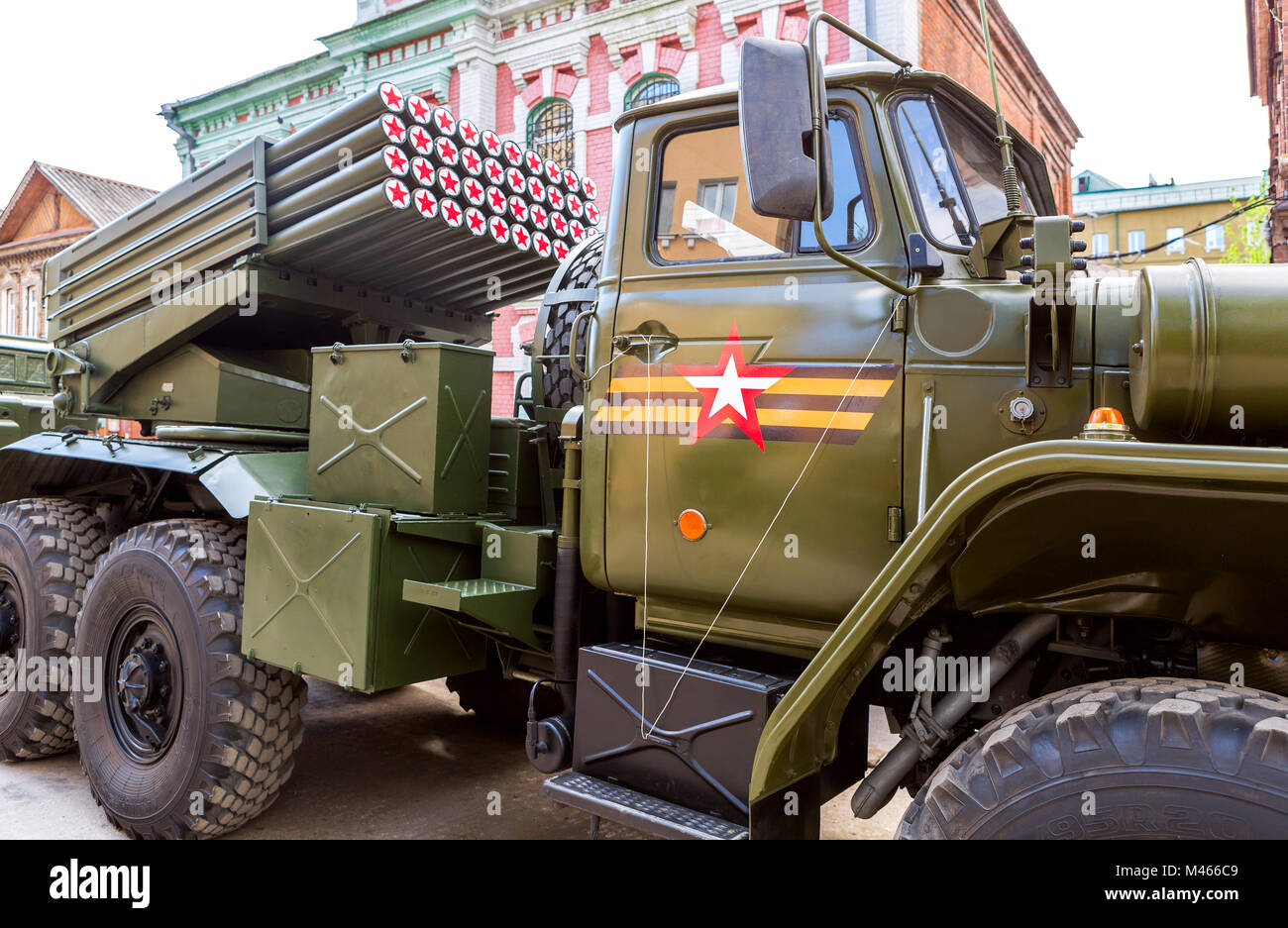 Samara, Rusia - 6 de mayo de 2017: BM-21 Grad de 122 mm lanzacohetes múltiples Katyusha () en el Ural-375D chasis en las calles de la ciudad antes del desfile Foto de stock