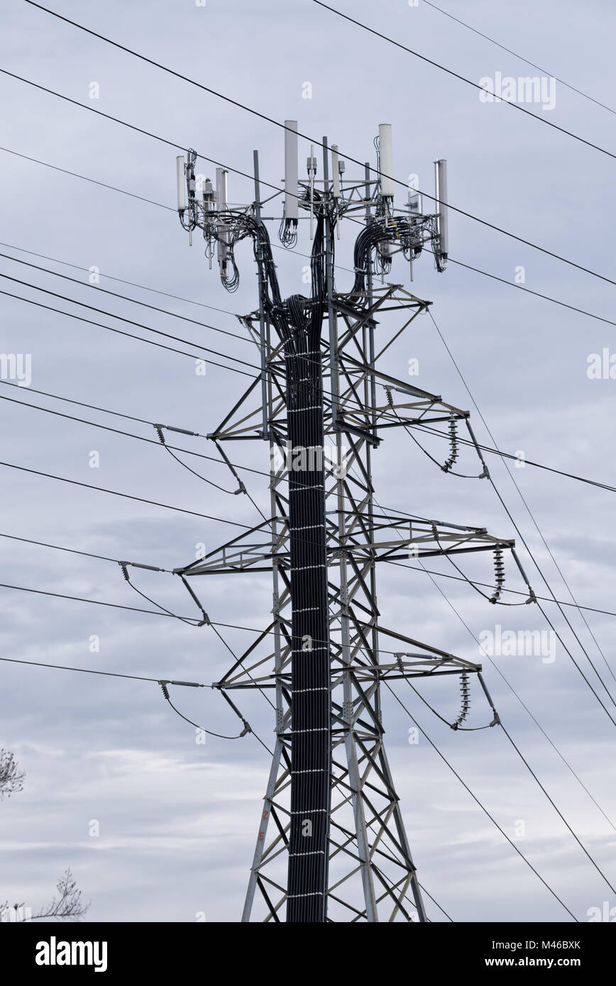 Antenas de comunicación en torres de líneas de transmisión de energía  eléctrica Fotografía de stock - Alamy