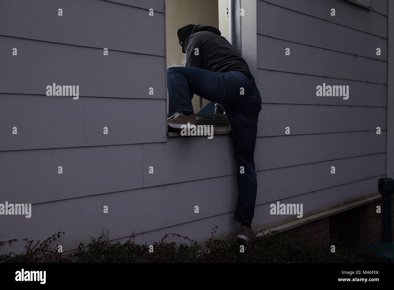 Macho ladrón robando bolsa desde joven contra la pared de ladrillo  Fotografía de stock - Alamy